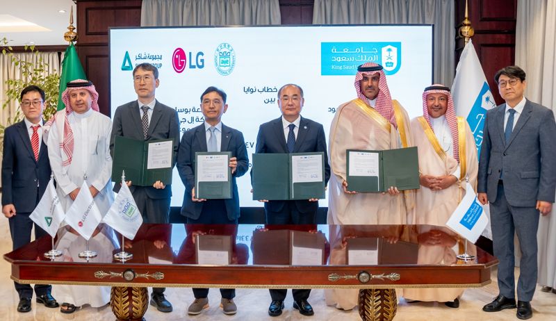 셰이커 그룹 에디 전 부사장, <span id='_stock_code_003550' data-stockcode='003550'>LG</span>전자 진심원 ES선행연구담당, 부산대학교 최재원 총장, 킹사우드대학교 야자드 알 아셰이크 부총장(왼쪽 세번째부터) 등 관계자들이 지난 3일(현지시간) 사우디아라비아 리야드에서 혹서지 환경에 최적화된 냉난방공조(HVAC) 기술 공동 연구를 진행하기로 협의한 후 기념 촬영하고 있다. <span id='_stock_code_066570' data-stockcode='066570'>LG전자</span> 제공