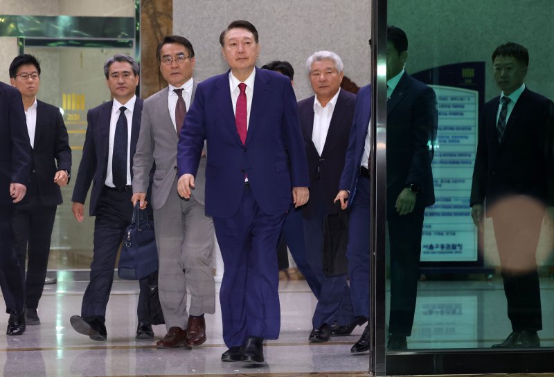 윤석열 전 대통령이 지난 5일 오후 서울 서초구 서울고등검찰청에 마련된 내란특검 사무실에서 2차 대면 조사를 마친 뒤 귀가하고 있다. 사진=뉴시스