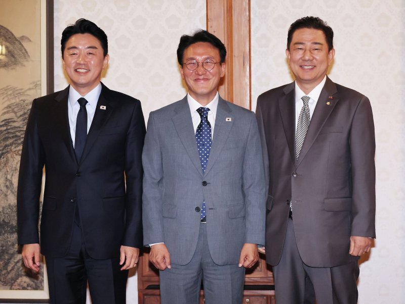 김민석 국무총리(가운데)가 6일 서울 종로구 삼청동 총리공관에서 열린 고위당정협의회에서 더불어민주당 김병기 대표 직무대행 겸 원내대표(오른쪽), 강훈식 대통령 비서실장과 기념촬영을 하고 있다. 연합뉴스