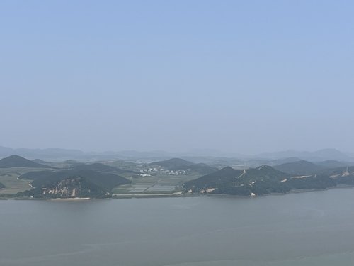 스타벅스 김포 애기봉생태공원점 앞에서 본 북한 황해도 개풍군. /사진=연합뉴스
