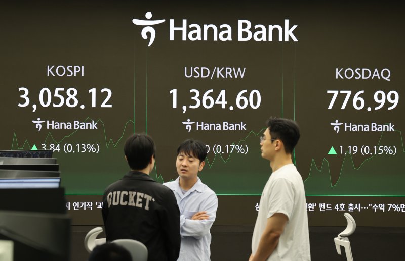 4일 서울 중구 하나은행 본점 딜링룸에서 직원들이 업무를 보고 있다. /사진=연합뉴스