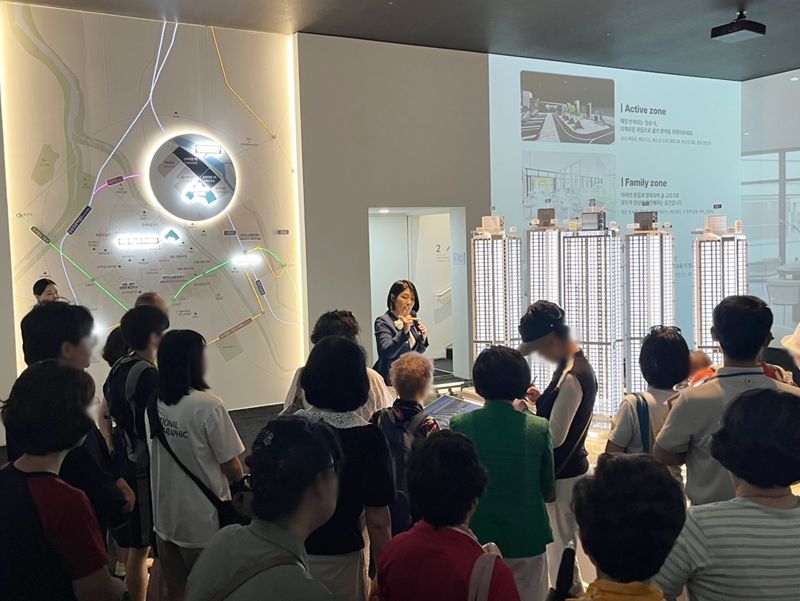 지난 4일 대전 서구 도안동 일대에 마련된 '대전 하늘채 루시에르' 견본주택 내 모형도 앞에서 방문객들이 현장관계자의 설명을 듣고 있다.. <span id='_stock_code_003070' data-stockcode='003070'>코오롱글로벌</span> 제공