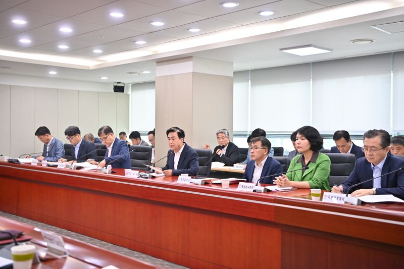 김태흠 충남지사(왼쪽 네번째)가 7일 충남도청 중회의실에서 열린 제78차 실국원장회의에서 모두 발언을 하고 있다.