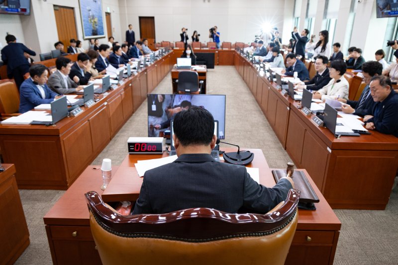 박성민 국회 산업통상자원중소벤처기업위원회 위원장 직무대리(국민의힘 간사)가 7일 서울 여의도 국회에서 열린 제427회 국회(임시회) 산업통상자원중소벤처기업위원회 제1차 전체회의에서 의사봉의 두드리고 있다. 뉴스1