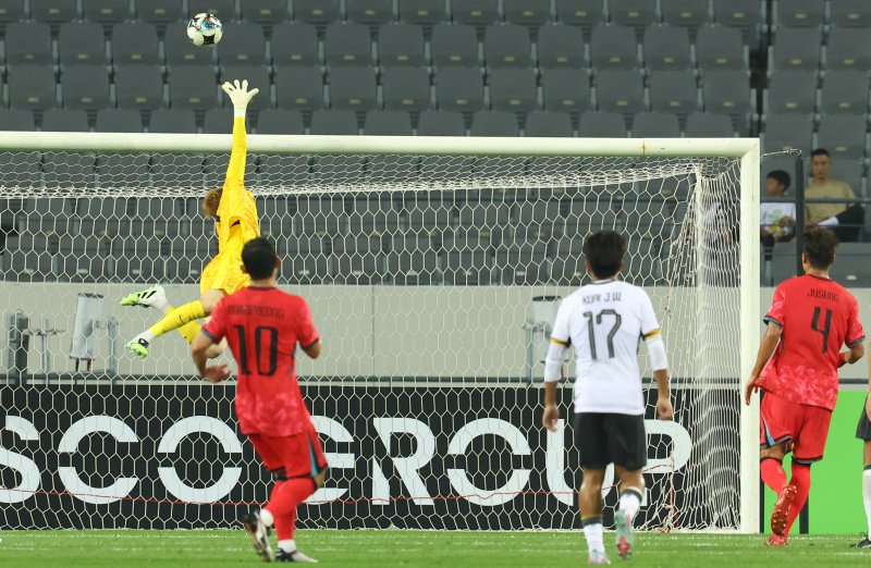 용인 미르스타디움에서 열린 2025 EAFF(동아시아축구연맹) E-1 챔피언십(동아시안컵) 한국 대 중국과 경기, 한국 골키퍼 조현우가 몸을 날리고 있다.뉴시스