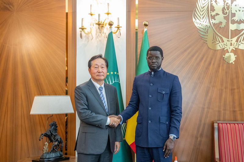 지난 7일(현지시각) 세네갈 다카르의 대통령궁에서 바시루 디오마예 파예 대통령(오른쪽)과 <span id='_stock_code_006040' data-stockcode='006040'>동원산업</span> 총괄임원 이명우 부회장이 기념사진을 촬영하고 있다. 동원그룹 제공