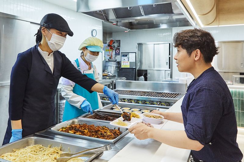 <span id='_stock_code_031440' data-stockcode='031440'>신세계푸드</span>가 운영하는 급식장에서 국내산 나물 등을 활용한 식단을 제공하고 있다. 신세계푸드 제공