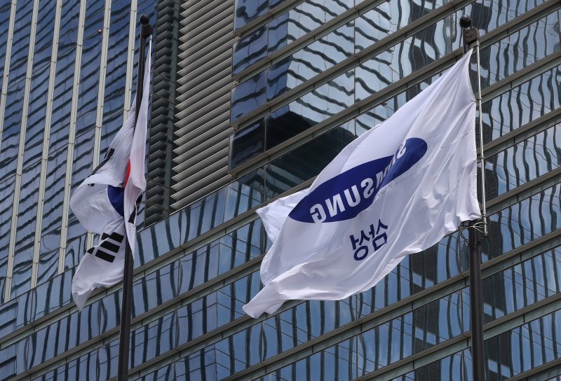 <span id='_stock_code_005930' data-stockcode='005930'>삼성전자</span> 서초사옥에 삼성 깃발과 태극기가 펄럭이고 있다. /사진=뉴스1