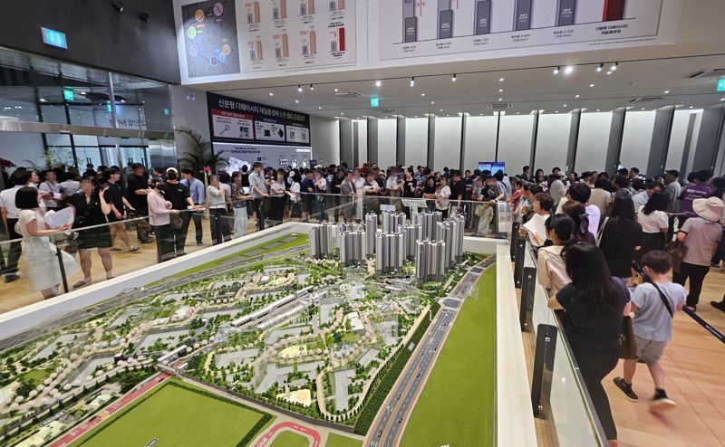 '신분평 더웨이시티 제일풍경채' 견본주택 인파 사진. HMG그룹 제공