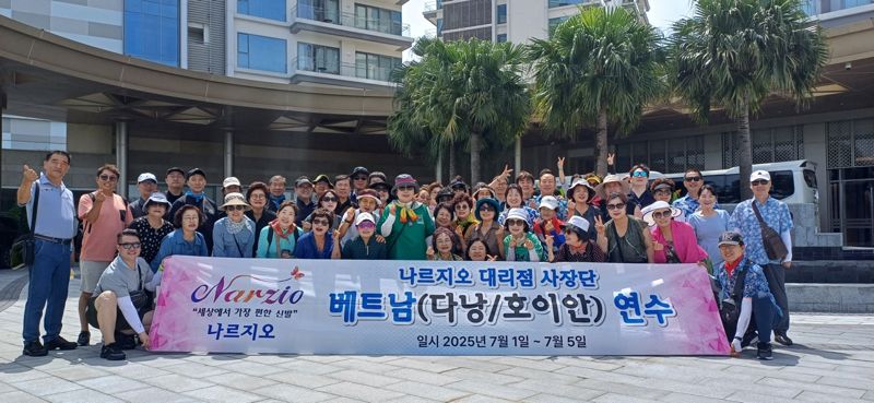 나르지오 임옥순 회장(앞줄 가운데 그린색 옷)이 베트남 뉴월드 호이아나호텔 앞에서 대리점주들과 기념촬영을 하고 있다. 나르지오 제공