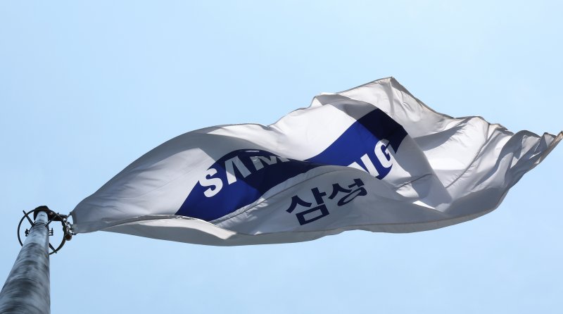4월 30일 서울 서초구 삼성전자 서초사옥에 삼성 깃발이 바람에 펄럭이고 있다. 뉴스 1