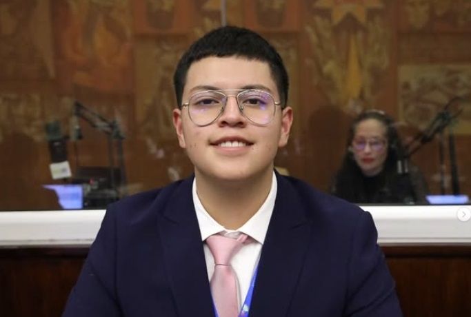 남미 에콰도르에서 최연소 10대 국회의원이 회의 중 자료에 낙서 같은 그림을 그렸다가 징계 받을 처지에 놓였다. /사진=세라노 의원 인스타그램, 매일경제