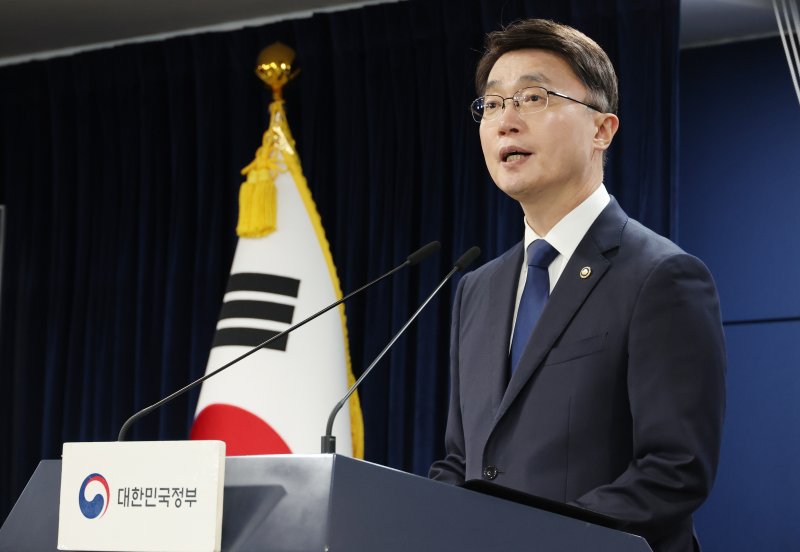 류제명 과학기술정보통신부 제2차관이 지난 4일 서울 종로구 정부서울청사에서 <span id='_stock_code_017670' data-stockcode='017670'>SK텔레콤</span> 침해사고 최종 조사결과 발표를 하고 있다. 뉴시스