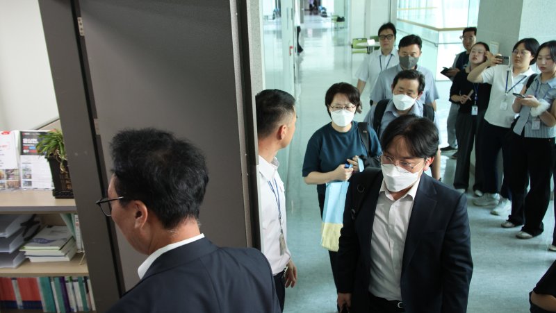 김건희 여사의 '공천개입 의혹' 수사하는 특별검사팀이 8일 서울 여의도 국회 의원회관에서 압수수색을 위해 윤상현 국민의힘 의원실로 들어가고 있다. /사진=뉴시스화상