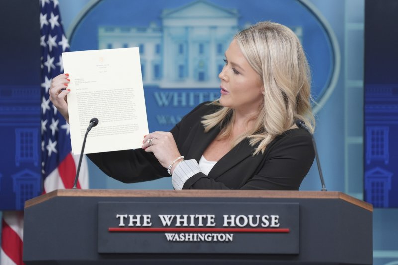 캐롤라인 레빗 백악관 대변인이 7일(현지 시간) 백악관에서 브리핑하면서 도널드 트럼프 미국 대통령이 이재명 대통령에게 보내는 <span id='_stock_code_011370' data-stockcode='011370'>서한</span>을 들어 보이고 있다. /사진=뉴시스