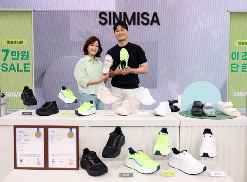 KT알파 쇼핑이 자사 기능성 신발(슬리퍼) 판매 1위 브랜드 '신미사'와 공동기획해 자세교정에 도움을 줄 수 있는 기능성 운동화를 오는 9일 오전 7시대 특별방송을 진행한다. '신미사 바로워크 운동화' 방송 녹화 스튜디오 현장. KT알파 제공
