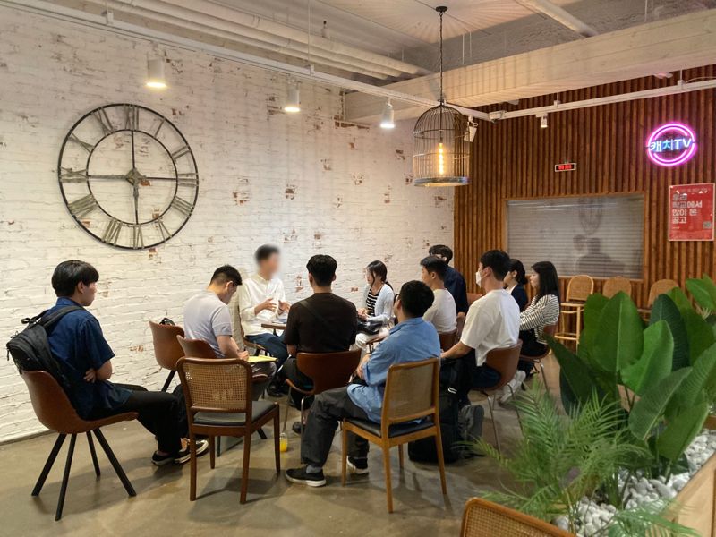 진학사 캐치의 '캐치카페 채용설명회'에서 구직자와 현직자가 대화를 나누는 모습. 진학사 캐치 제공