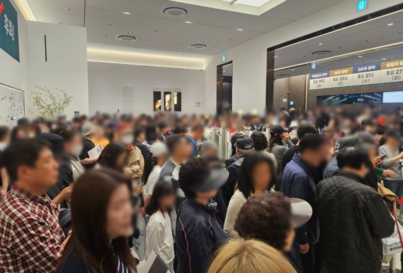 지난 5월 '고척 푸르지오 힐스테이트' 견본주택 방문객들의 모습. 대우건설 제공