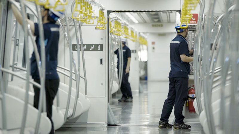 <span id='_stock_code_064350' data-stockcode='064350'>현대로템</span> 관계자가 철도차량을 점검하고 있다. 현대로템 제공