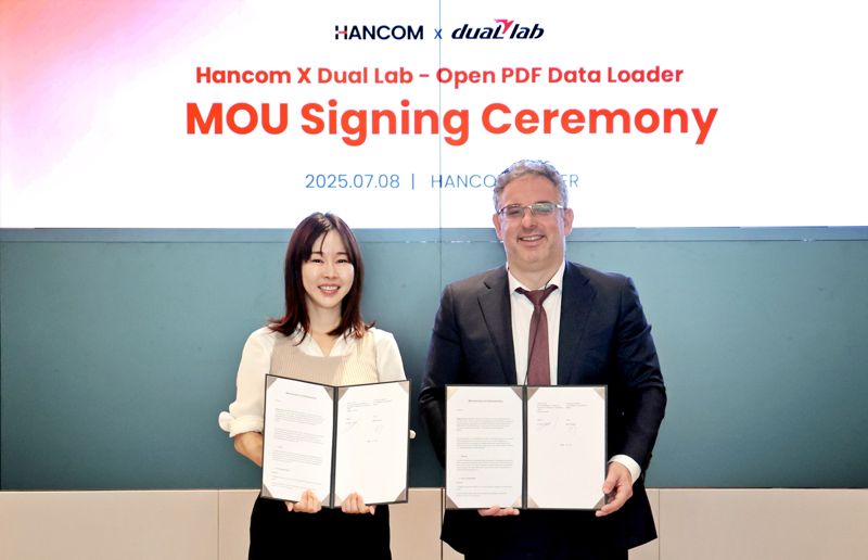 지난 8일 한컴은 듀얼랩과 ‘오픈 PDF 데이터 로더(Open PDF Data Loader)’의 공동 개발 및 사업 협력을 위한 양해각서(MOU)를 체결한 후 기념촬영하고 있다. 한컴 제공