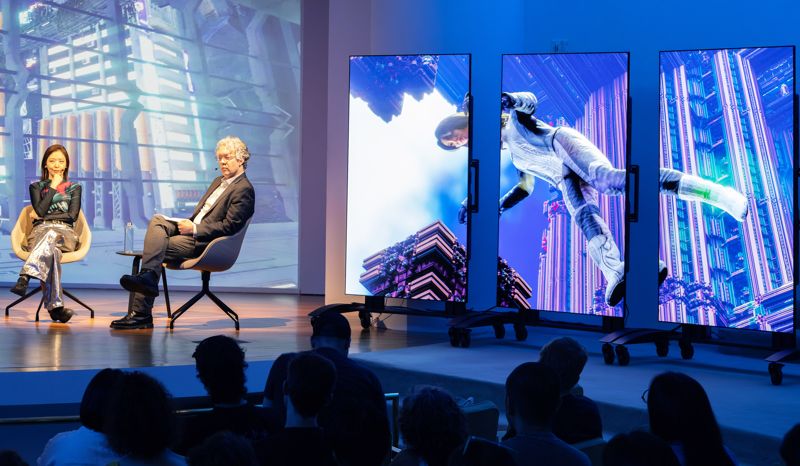 김아영 작가(사진 왼쪽)와 냇트로트먼 구겐하임 큐레이터가 지난 1일(현지시간) 미국 뉴욕 구겐하임 미술관에서 열린 작품 설명회에서 대담을 진행하고 있다. <span id='_stock_code_066570' data-stockcode='066570'>LG전자</span> 제공