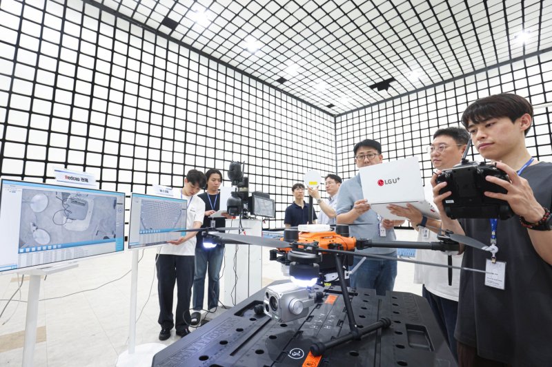 인천 송도 RAPA IoT기술지원센터에서 <span id='_stock_code_003550' data-stockcode='003550'>LG</span>유플러스 직원들이 레드캡 기술로 연결된 드론을 시험하고 있는 모습이다. <span id='_stock_code_032640' data-stockcode='032640'>LG유플러스</span> 제공