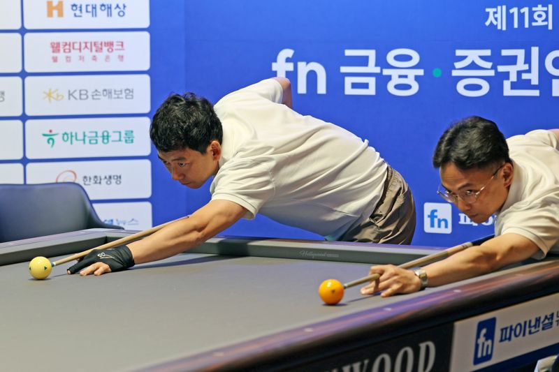 파이낸셜뉴스가 주최하는 제11회 fn 금융&middot;증권인 당구대회가 9일부터 10일까지 이틀간 일정으로 서울 여의도 중소기업중앙회 KBIZ홀에서 열렸다. LPBA 소속 정수빈 선수와 최혜미 선수와 함께하는 이벤트 경기가 진행되고 있다. 사진=서동일 기자