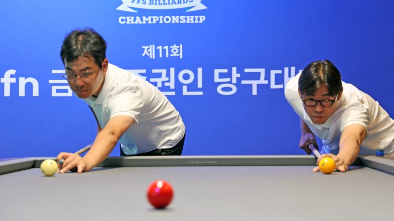 파이낸셜뉴스가 주최하는 '제11회 fn 금융·증권인 당구대회'가 9~10일 이틀간 일정으로 서울 여의도 중소기업중앙회 KBIZ홀에서 열린다. 대회 첫날 예선경기에서 참가선수들이 선공(先攻)을 가리기 위해 뱅크샷을 하고 있다. 사진=서동일 기자