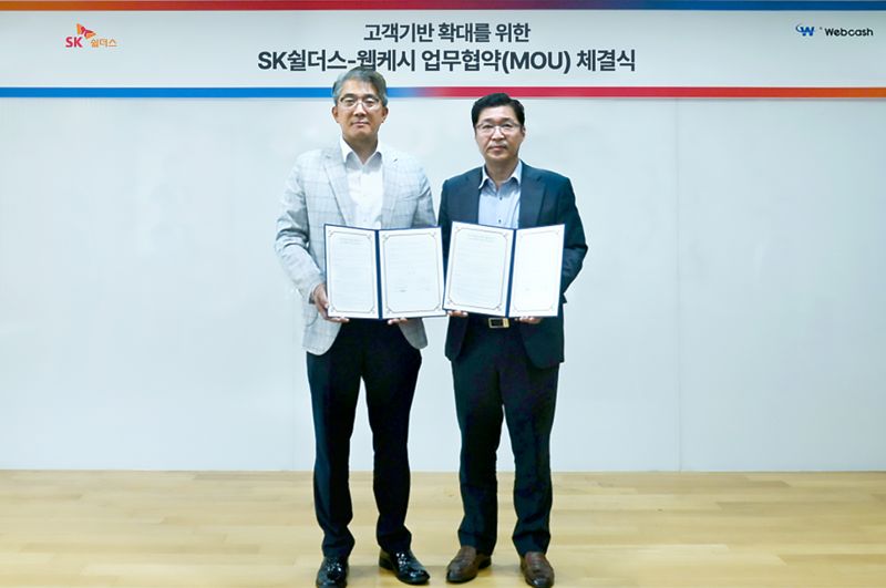 지난 9일 <span id='_stock_code_053580' data-stockcode='053580'>웹케시</span>와 SK쉴더스가 서울 영등포구 웹케시 본사에서 고객 기반 확대를 위한 전략적 업무협약을 체결한 후 강원주 웹케시 대표(오른쪽)와 김병무 SK쉴더스 사이버보안부문장(부사장)가 기념촬영하고 있다. 웹케시 제공