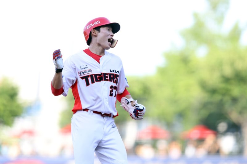 만루 홈런을 때리고 환호하는 김호령. KIA 타이거즈 제공