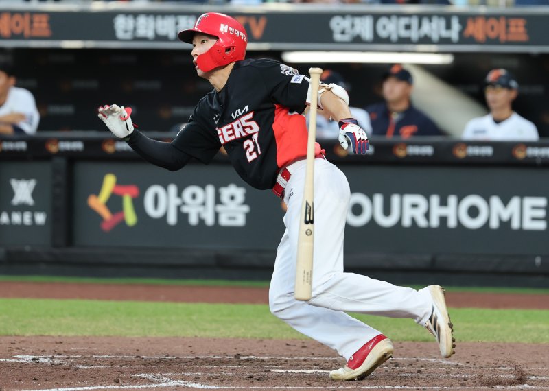 9일 오후 대전 한화생명 볼파크에서 열린 프로야구 '2025 신한 SOL뱅크 KBO 리그' 기아 타이거즈와 한화 이글스 경기에서 4회초 1사 상황 기아 김호령이 중전안타를 치고 있다.뉴스1