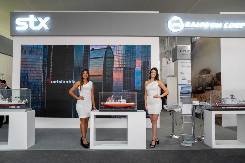 STX 모델들이 지난 4월 페루 리마에서 열린 중남미 최대 규모 방산 전시회 'SITDEF 2025' STX 전시장 앞에서 포즈를 취하고 있다. STX 제공