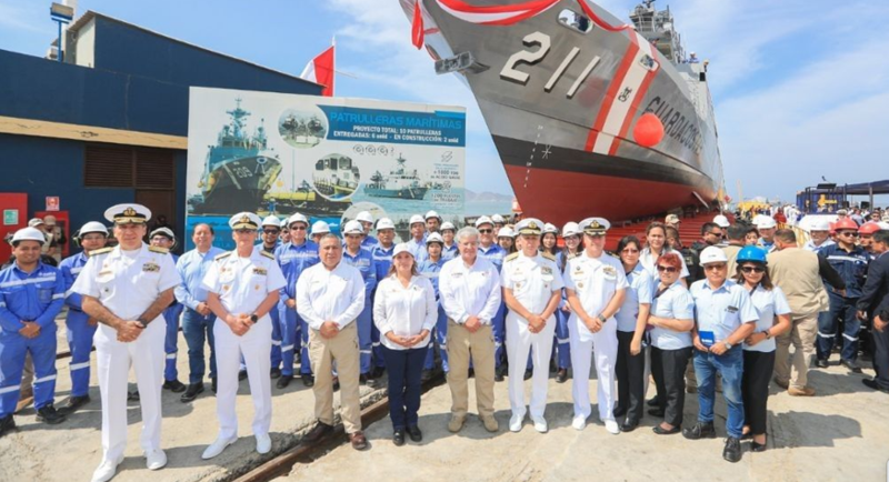 페루 국영 시마조선소(SIMA)와 STX 관계자들이 올해 1월 페루 침부테 소재 조선소에서 해상 경비함 2척 진수식에 참가해 기념촬영을 하고 있다. 시마조선소 제공