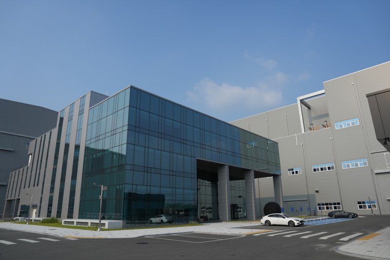 <span id='_stock_code_066970' data-stockcode='066970'>엘앤에프</span> 대구 구지 3공장 전경. 엘앤에프 제공