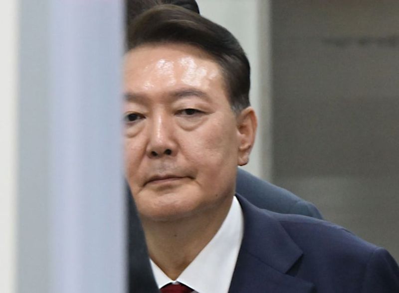 윤석열 전 대통령이 지난 9일 서울 서초구 서울중앙지방법원에서 구속 전 피의자 심문(영장실질심사)을 마치고 법원을 나서고 있다. 연합뉴스