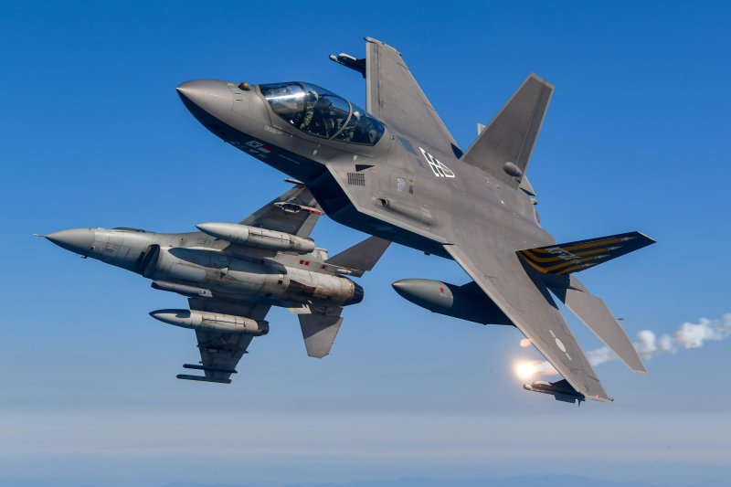  KF-21과 KF-16이 시험 비행하고 있다. 공군 제공