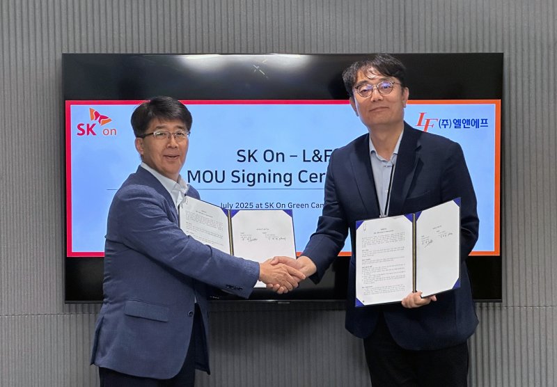 신영기 SK온 구매본부장(왼쪽)과 이병희 <span id='_stock_code_066970' data-stockcode='066970'>엘앤에프</span> 최고운영책임자(COO)가 10일 오후 서울 종로구 SK온 그린캠퍼스에서 북미 지역 LFP 배터리 양극재 공급을 위한 업무협약(MOU) 체결 후 기념 촬영을 한 모습.