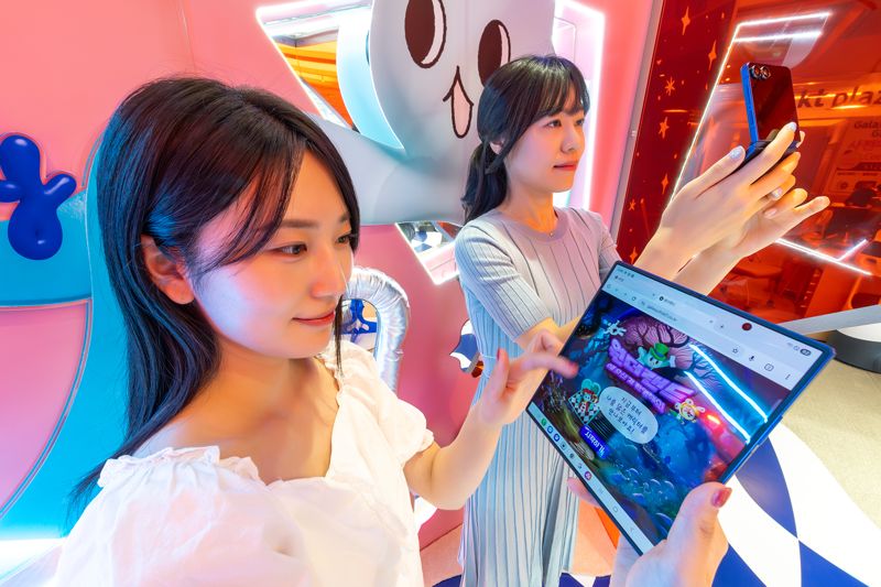 모델들이 KT 홍대 애드샵 플러스에 마련된 ‘갤럭시Z폴더블7 AI 체험존’에서 AI 기반 콘텐츠를 체험하고 있다. KT 제공