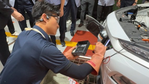 10일 해운대검사소에서 TS 담당 직원이 충전구절연저항 검사를 시연하고 있는 모습. TS 제공