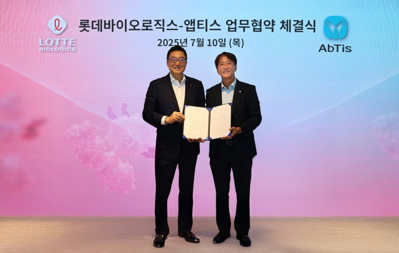 박제임스 롯데바이오로직스 대표(왼쪽)와 한태동 앱티스 대표가 지난 10일 업무협약 체결식에서 기념사진을 촬영하고 있다. 롯데바이오로직스 제공