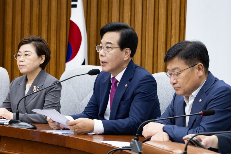 송언석 국민의힘 비상대책위원장 겸 원내대표가 11일 서울 여의도 국회에서 열린 원내대책회의에서 모두 발언을 하고 있다. 뉴스1