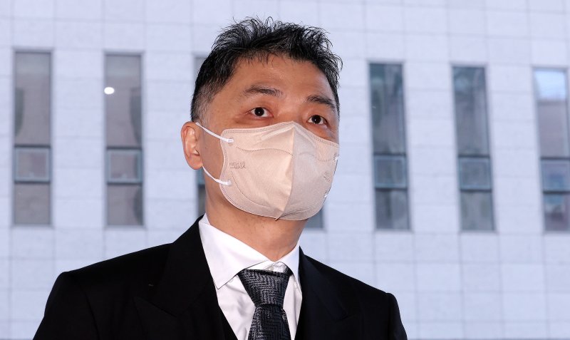 지난 2월 서울 양천구 남부지법에서 열린 속행공판에 김범수 <span id='_stock_code_035720' data-stockcode='035720'>카카오</span> 경영쇄신위원장이 출석하고 있다. 뉴스1