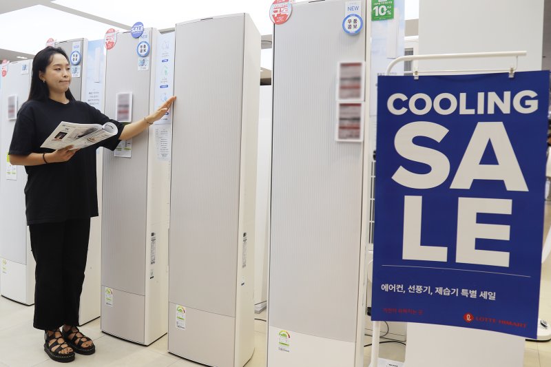 모델이 '쿨링 가전 세일'을 홍보하고 있다. <span id='_stock_code_071840' data-stockcode='071840'>롯데하이마트</span> 제공