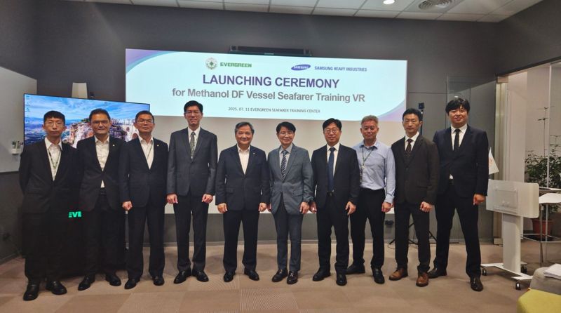 론 후앙(Ron Huang) 에버그린 부사장(왼쪽 5번째)과 이동연 <span id='_stock_code_010140' data-stockcode='010140'>삼성중공업</span> 조선해양연구소장(부사장, 왼쪽 6번째)을 비롯한 양사 관계자들이 포즈를 취하고 있다. 삼성중공업 제공