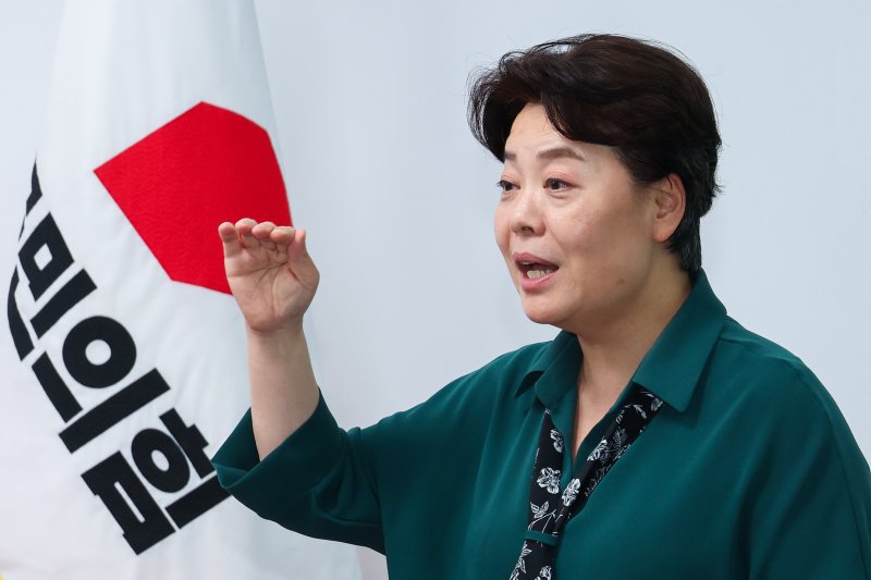 윤희숙 국민의힘 혁신위원장이 10일 오후 서울 여의도 당사에서 혁신위원회 제1차 회의 결과 브리핑을 하고 있다. 뉴스1