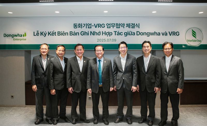 지난 9일 <span id='_stock_code_025900' data-stockcode='025900'>동화기업</span> 서울사무소에서 VRG와 업무협약 체결 후 기념 촬영을 하고 있다. 왼쪽부터 쩐 꾸억 타이 VRG 산업단지 개발위원, 쩐 뉴 훙 VRG 영업부장, 도 후 프엉 VRG 부사장, 레 탄 흥 VRG 총괄사장, 승지수 동화그룹 부회장, 채광병 동화기업 대표, 김명식 동화기업 부사장. 동화기업 제공