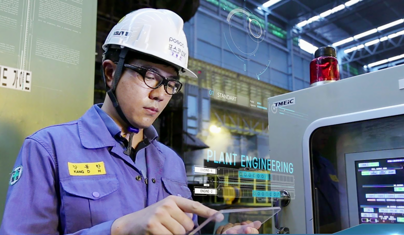 포스코DX 현장 엔지니어가 PLC 시스템을 통해 설비를 모니터링하고 있는 모습. 포스코DX 제공