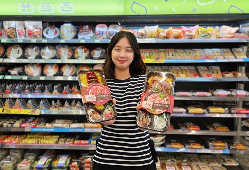 모델이 복날맞이 보양 간편식 제품을 홍보하고 있다. <span id='_stock_code_282330' data-stockcode='282330'>BGF리테일</span> 제공