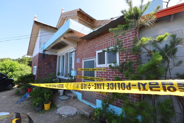 부모와 형 일가족 3명이 살해된 김포의 한 단독주택 앞에 폴리스라인이 쳐져 있다. 연합뉴스