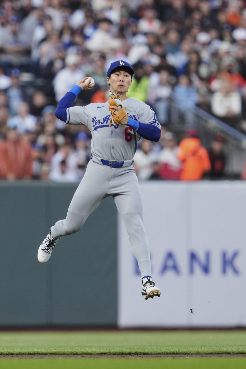 LA 다저스 2루수 김혜성이 11일(현지 시간) 미 캘리포니아주 샌프란시스코 오라클 파크에서 열린 2025 메이저리그 샌프란시스코 자이언츠와의 경기 2회 말 수비하고 있다. 김혜성은 3회 초 선두 타자로 나와 <span id='_stock_code_052270' data-stockcode='052270'>우전</span> 안타와 도루를 기록했고 이어 오타니 쇼헤이의 2점 홈런(시즌 32호)으로 홈을 밟았다.뉴시스